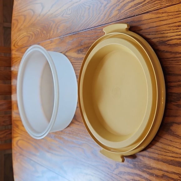 Vintage Tupperware Harvest Gold Round Cake Taker - Picture 4 of 6